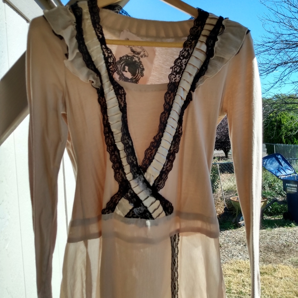 SugarLips Tunic Cream with ribbon lace Sz small/ medium